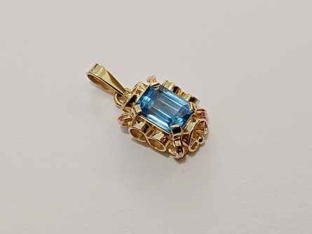 dámský zlatý přívěs se safírem, ryzost 585/14k, 2,54 g
