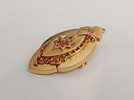 zlatý medailon s diamantem, ryzost 580/14 kt, 18,54 g, biedermeier, 19 století
