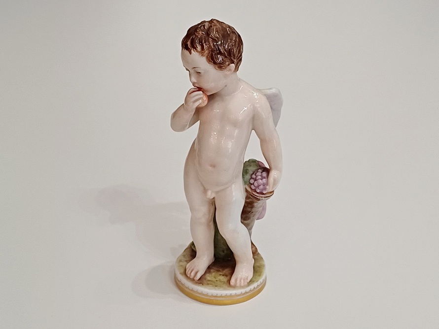 Anděl s jablkem, Nymphenburg Bavaria, styl Míšeň, 19. století