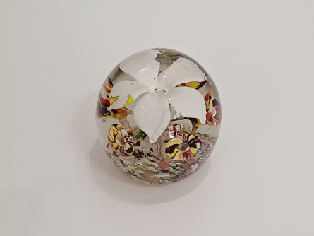 starožitné těžítko s bílou květinou, Art Deco