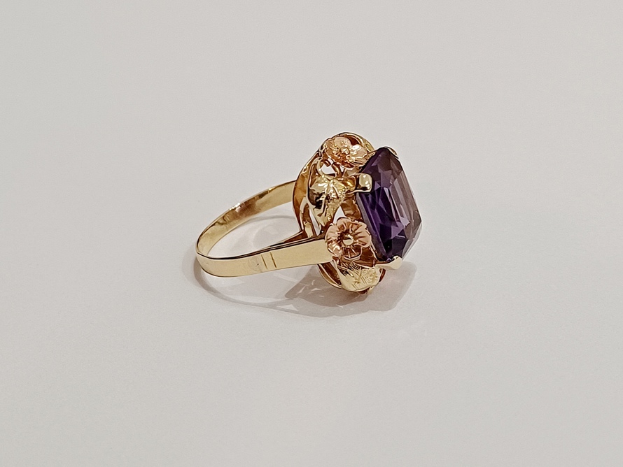 zlatý prsten s fialovým safírem, Au 585/1000, 14 kt, 40. léta, SK